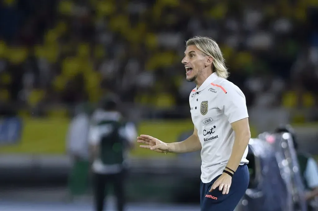 Sebastián Beccacece lleva por eliminatorias seis partidos dirigidos en Ecuador con tres triunfos, dos empates y una derrota. Esos números superan por mucho la sola victoria, una igualdad y cinco caídas que lleva Gareca en la selección chilena. | Foto: Getty.