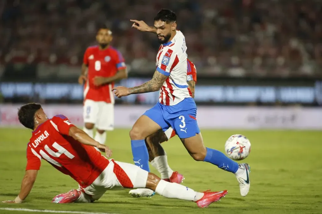Felipe Loyola ante Omar Alderete en el Defensores del Chaco. (Angelo Saavedra/Photosport).
