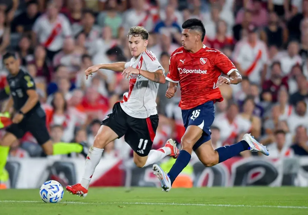 Sebastián Valdez ante Facundo Colidio de River Plate. (Marcelo Endelli/Getty Images).