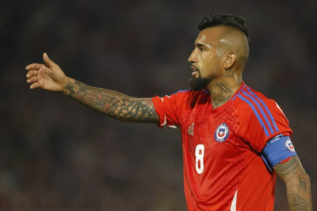 Arturo Vidal fue titular y el capitán de la Roja en Asunción. (Angelo Saavedra/Photosport).