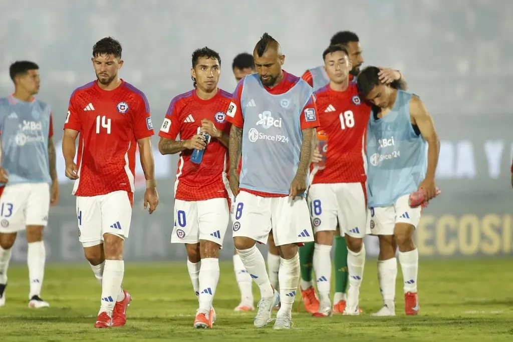 Jugadores de la Roja lamentan la derrota ante Paraguay durante las Eliminatorias al Mundial 2026 (Photosport).