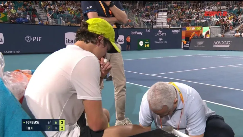 Joao Fonseca siendo asistido por un médico en el Miami Open (Captura).