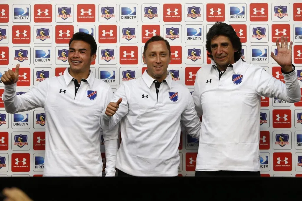 Pese a que todavía no hay un diseño, se espera que la nueva camiseta rescate el primer escudo de Colo Colo, tal y como lo hizo Under Armour en 2017 para el aniversario 92 del Cacique. | Foto: Photosport.