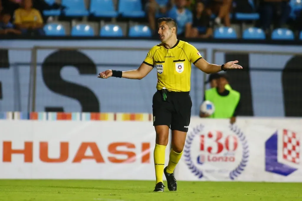 Peruanos cuestionan designación de Cristián Garay. Foto: Alex Diaz/Photosport