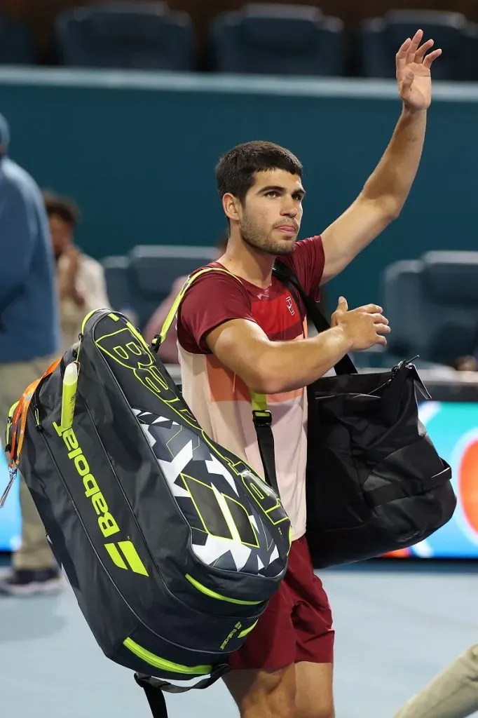 Carlos Alcaraz se despide del público del Miami Open tras perder ante David Goffin (Getty Images).