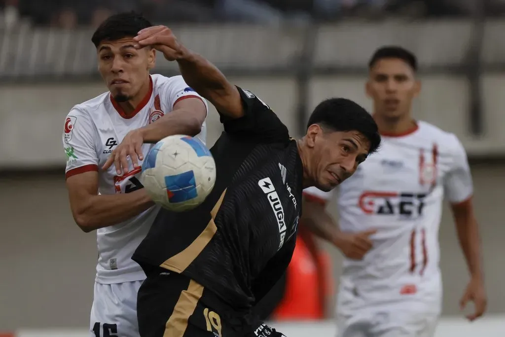 Salomón Rodríguez jugando ante San Felipe. Foto: Andres Pina/Photosport