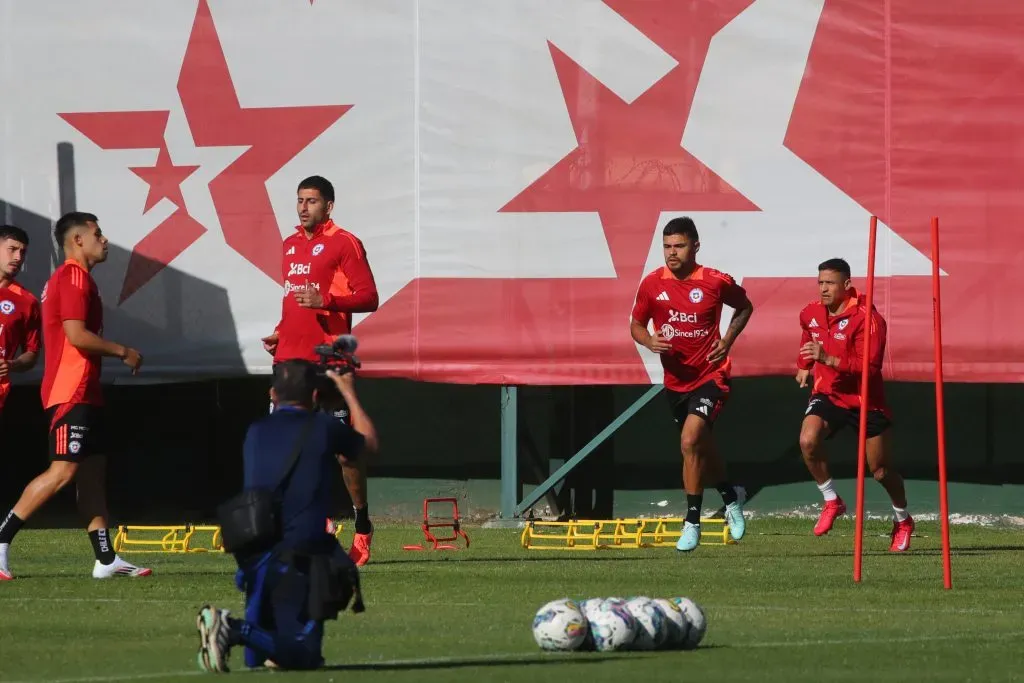 Alexis junto a sus compañeros en Juan Pinto Durán. Foto: Jonnathan Oyarzun/Photosport