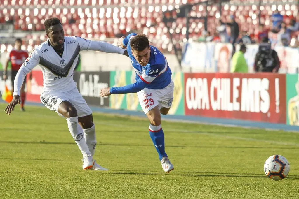 Judelin Aveska en acción ante la Universidad Católica en la Copa Chile. (Ramon Monroy/Photosport).