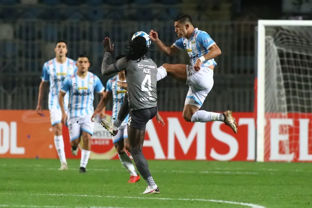 Ricardo Adé ante Magallanes en la Copa Sudamericana. (Jorge Loyola/Photosport).