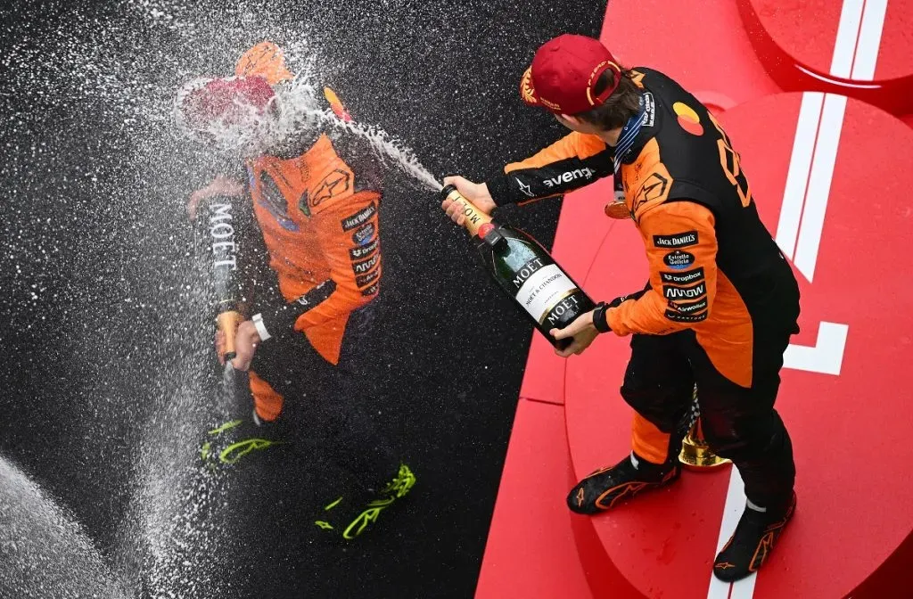 Oscar Piastri y Lando Norris celebran tras triunfo en el GP de China (Getty Images).