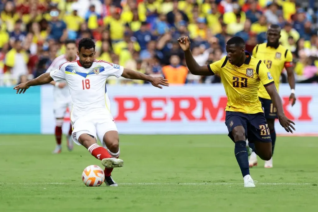 Moisés Caicedo jugando por Ecuador ante Venezuela. (Photo by Franklin Jacome/Getty Images)