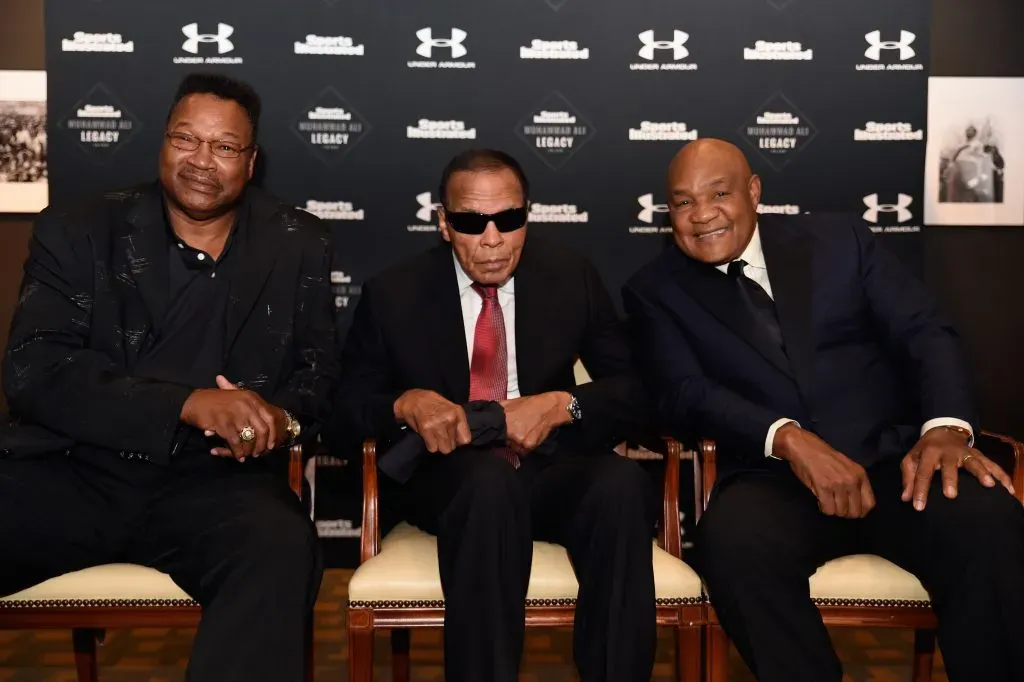Larry Holmes (Izquierda), Muhammad Ali (Centro) y George Foreman (Derecha) en un evento desarrollado por Sports Illustrated para tributar a Muhammad Ali el 1 de octubre del 2015.  (Foto: Stephen Cohen/Getty Images)