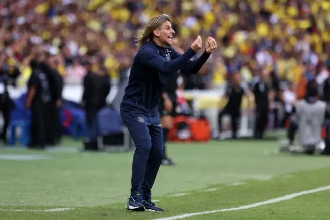 Sebastián Beccacece volverá a Chile con la selección de Ecuador, que a diferencia de La Roja vive un mejor presente, y eso que partieron con tres puntos menos. Foto: Franklin Jacome/Getty Images