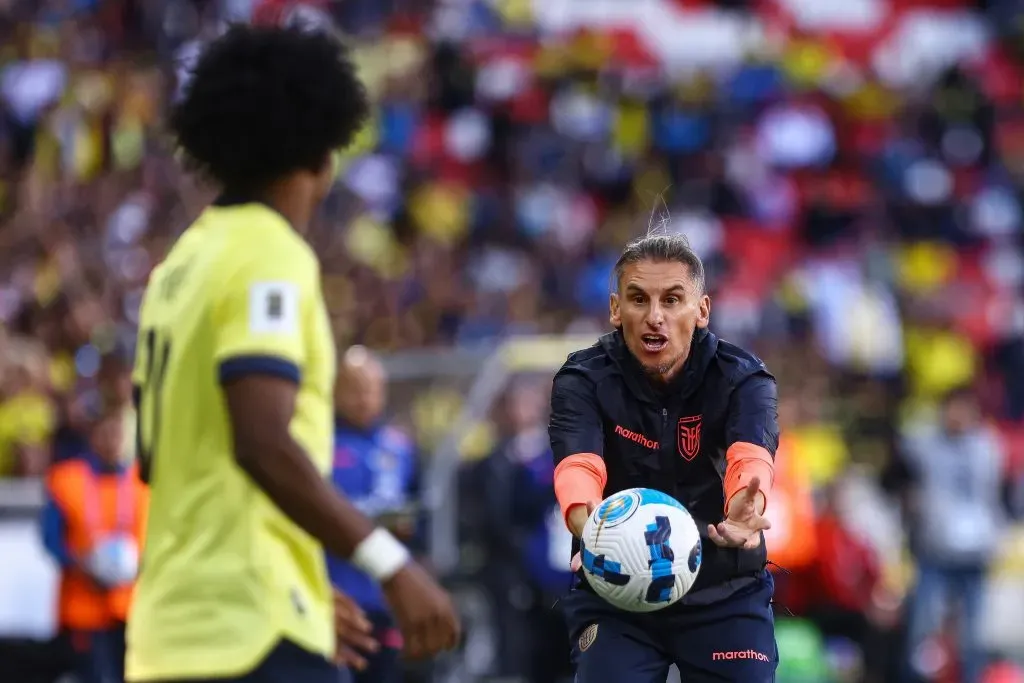 Beccacece en acción como DT de Ecuador. (Franklin Jacome/Getty Images).