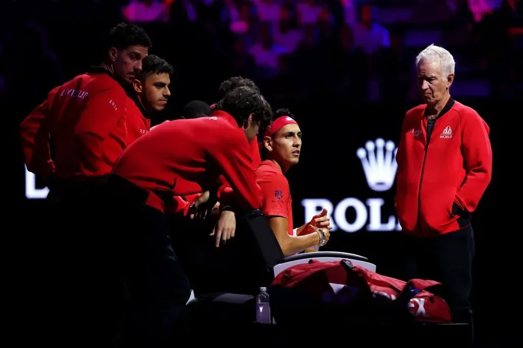 Alejandro Tabilo junto a John McEnroe en la Laver Cup 2024 (Getty Images).