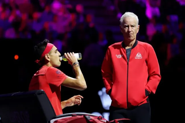 Alejandro Tabilo junto a John McEnroe en la Laver Cup 2024 (Getty Images).