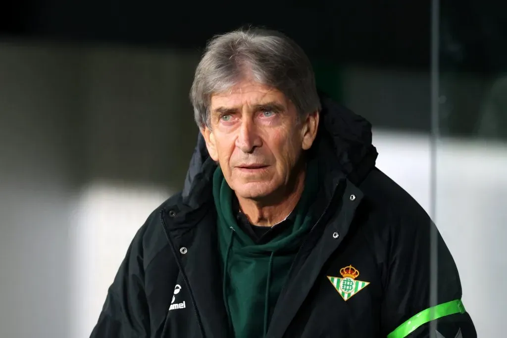 Manuel Pellegrini está cumpliendo con su quinta temporada al mando del Real Betis de España. ¿Será su momento en la selección chilena rumbo al Mundial del 2030? | Foto: Getty Images.