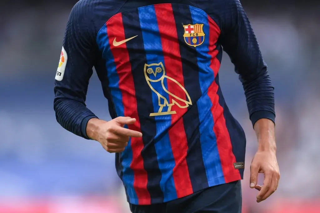 La camiseta que celebra a Drake por sobrepasar los 50 billones de reproducciones en Spotify y que fue estrenado durante el clásico 2022.