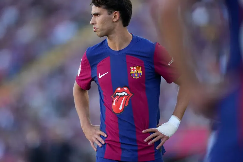 Barcelona y el logo de The Rolling Stones en su camiseta.