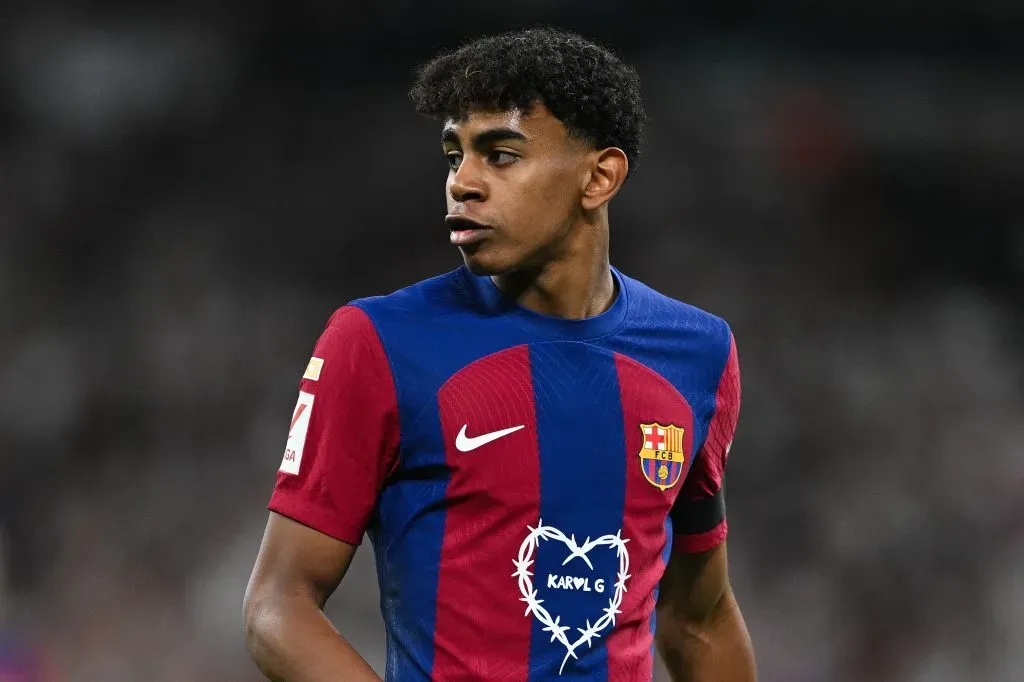 Lamine Yamal usando la camiseta limitada de Karol G durante el clásico