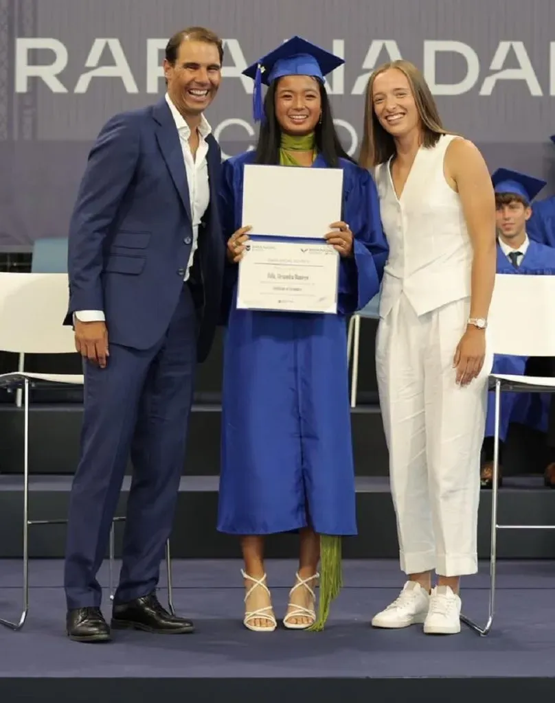 Rafael Nadal, Alexandra Eala e Iga Iga Swiatek en la graduación de la filipina de la Rafa Nadal Academy.