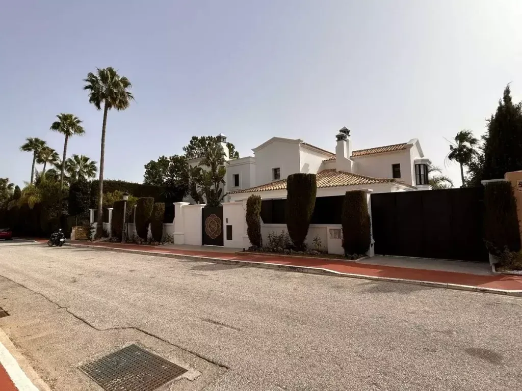 La entrada de la lujosa mansión de Novak Djokovic.