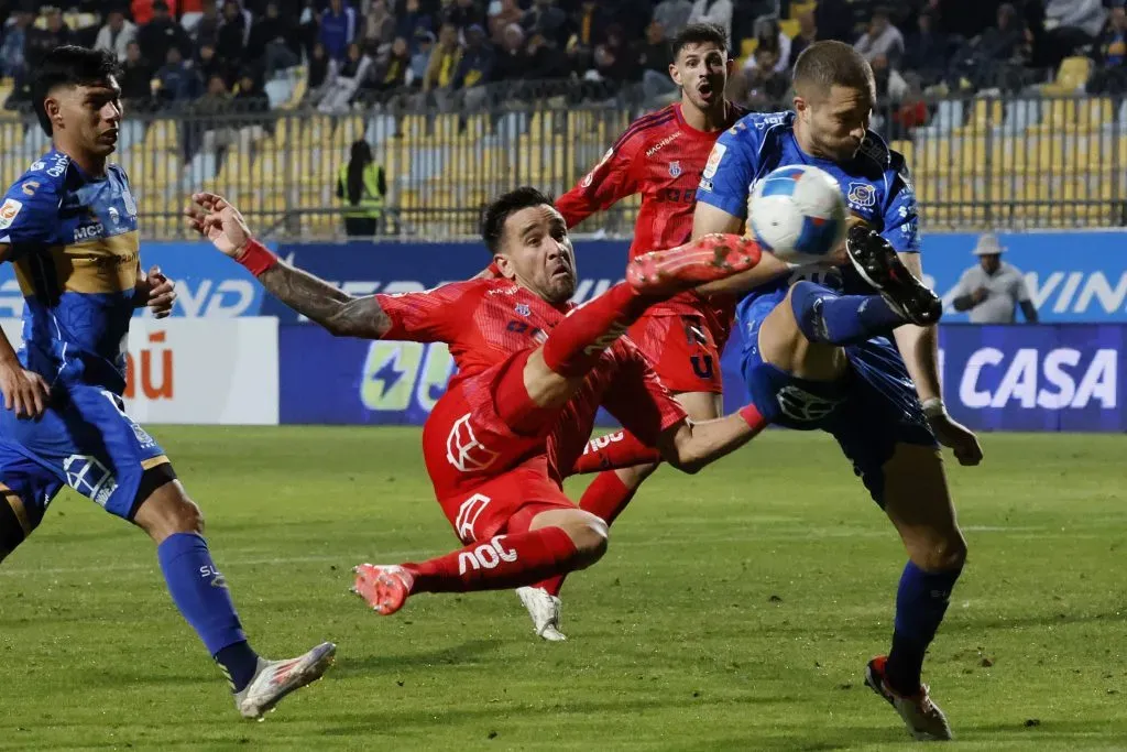 Matías Zaldivia y una tijera que casi termina en gol. (Andres Pina/Photosport).