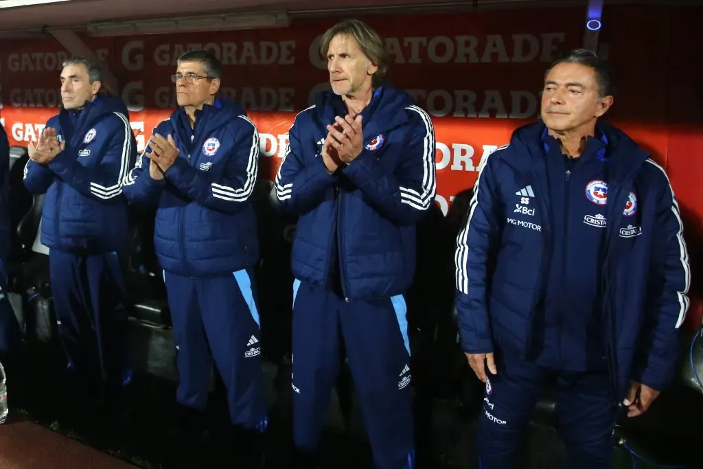 Ricardo Gareca junto a su cuerpo técnico en el Estadio Nacional. (Jonnathan Oyarzun/Photosport).