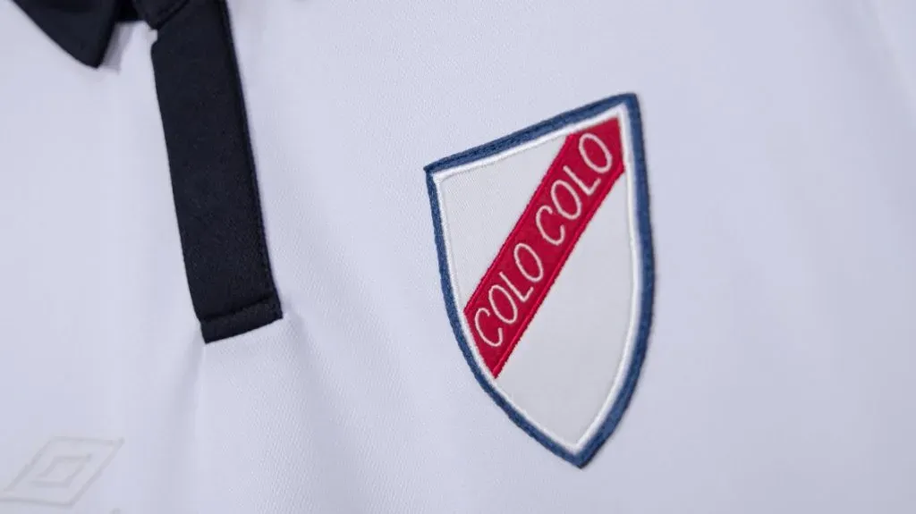 El primer escudo de Colo Colo fue rediseñado para esta nueva camiseta.