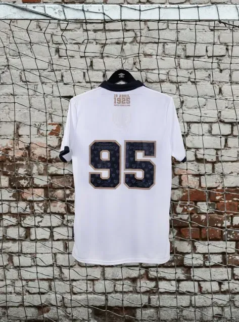 El 95 iba en la espalda de esta camiseta, esto a propósito de los 95 años de Colo Colo.