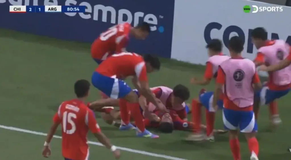 Así terminó el festejo de Martín Jiménez y la Roja. (Captura DSports).