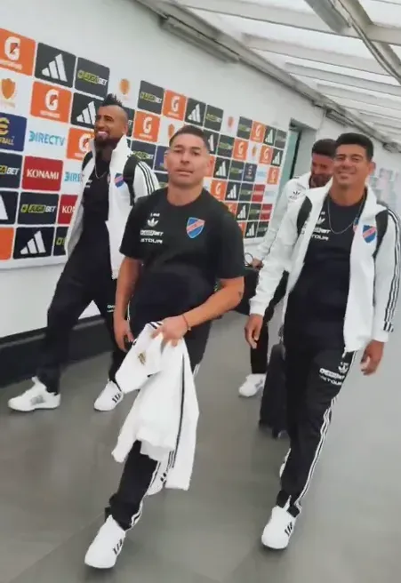La nueva ropa de Colo Colo por el centenario: incluye poléron, polera, buzo y zapatillas. Ahora falta conocer la camiseta oficial.
