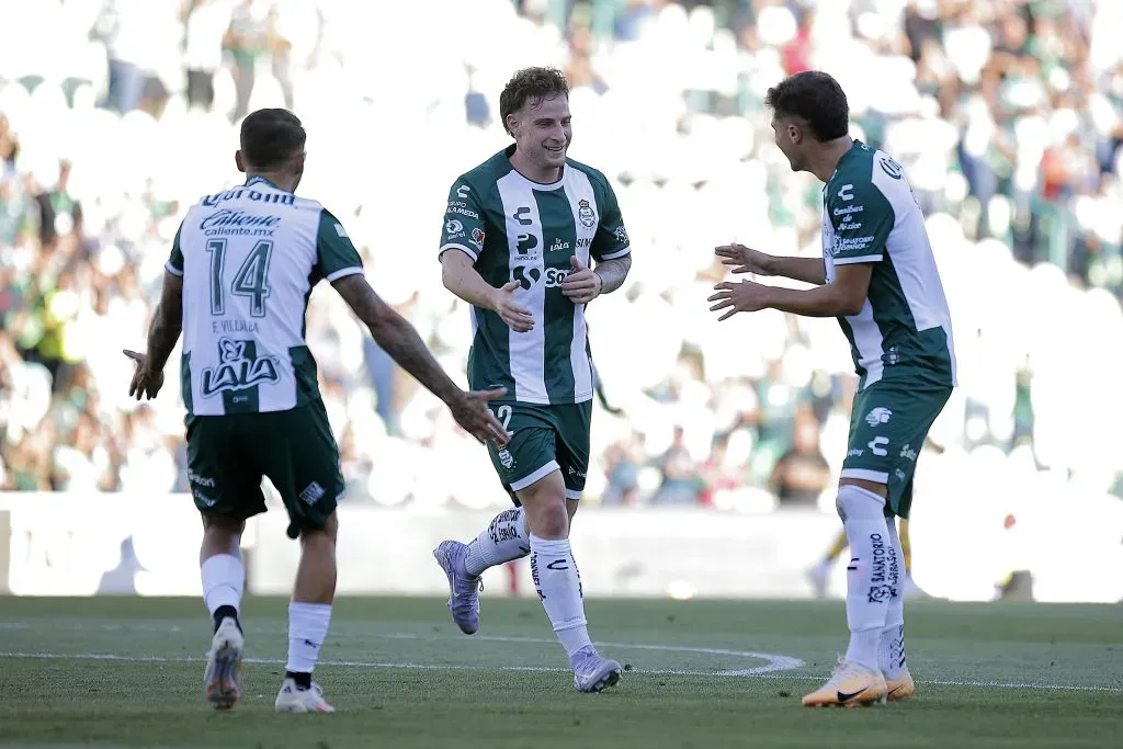 Bruno Barticciotto festeja uno de sus dos goles ante Atlético San Luis. (Manuel Guadarrama/Getty Images).