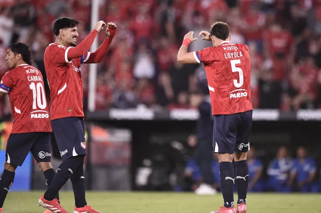 Kevin Lomónaco y Felipe Loyola celebraron juntos con una cábala. (Foto: Independiente).