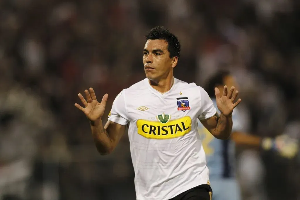 Esteban Paredes ante Cerro Porteño en la Copa Libertadores 2010. (RAMIRO LATORRE/PHOTOSPORT).