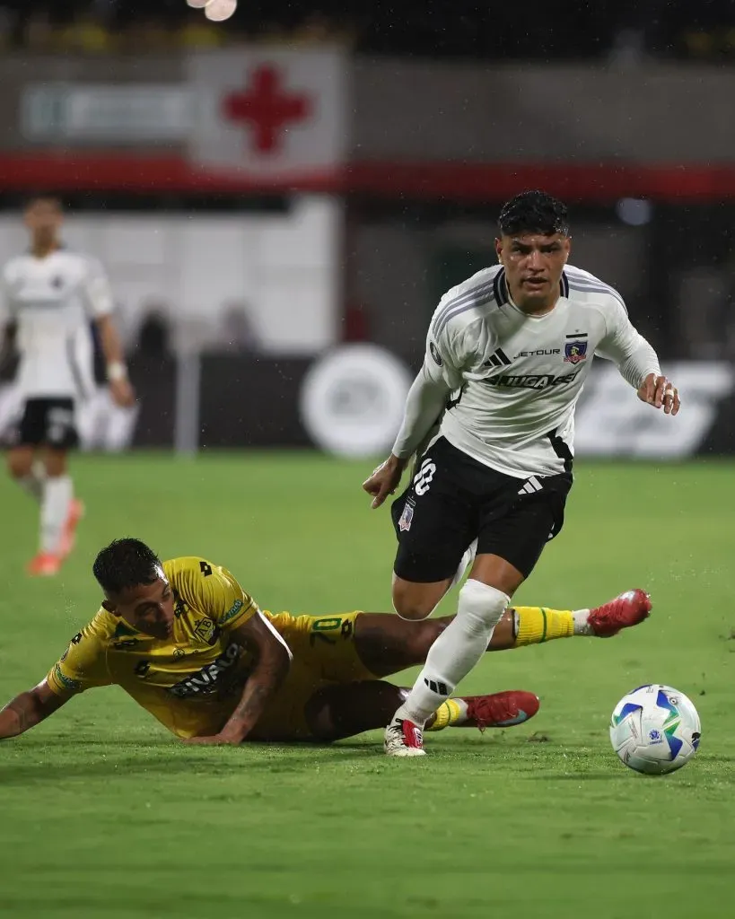 Claudio Aquino fue clave al recibir una falta dentro del área que terminó en el primer gol de Javier Correa. (Foto: Colo Colo).