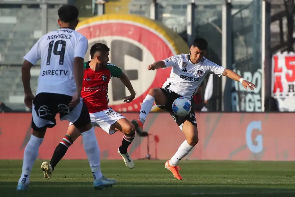 Tomás Alarcón lucha con Ariel Martínez en el 1-1 de Colo Colo ante Palestino. (Jonnathan Oyarzun/Photosport).
