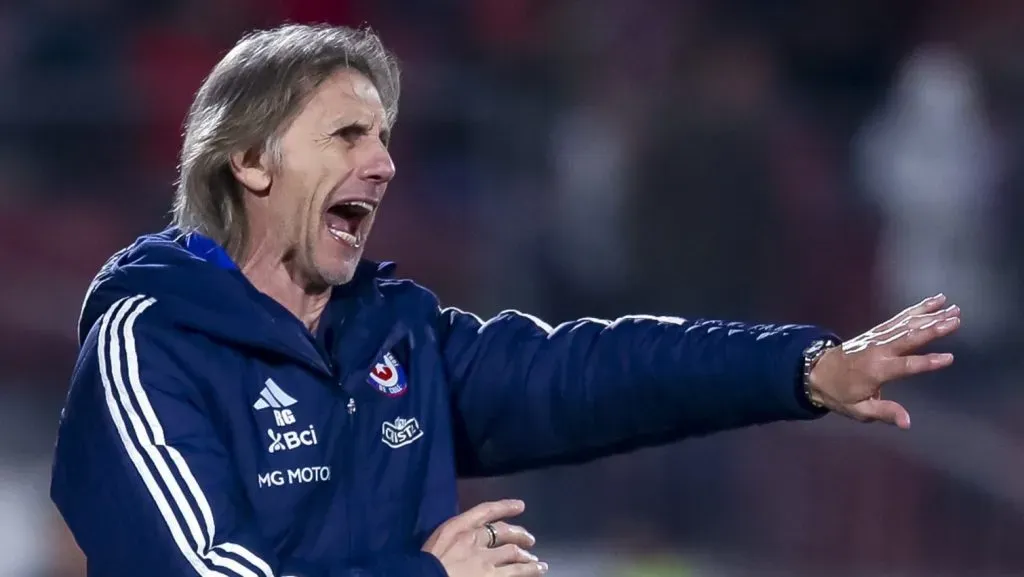 Ricardo Gareca sigue al mando de la selección chilena porque no renunciará si no le pagan todo. Foto: Photosport.