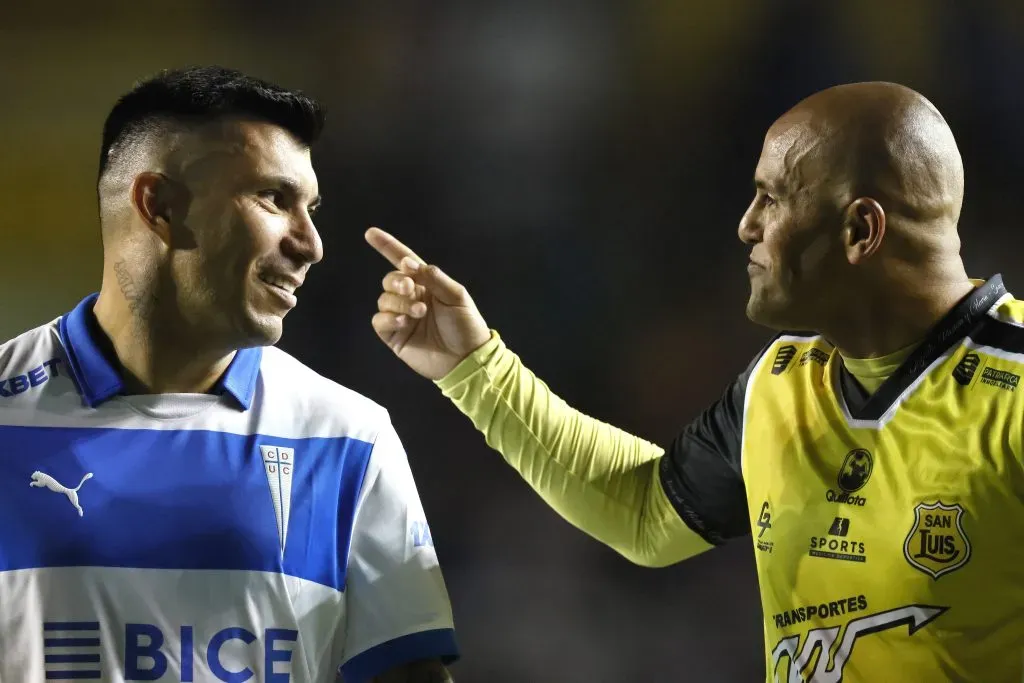 Gary Medel y Humberto Suazo tuvieron un amistoso reencuentro en el primer partido. (Andres Pina/Photosport).