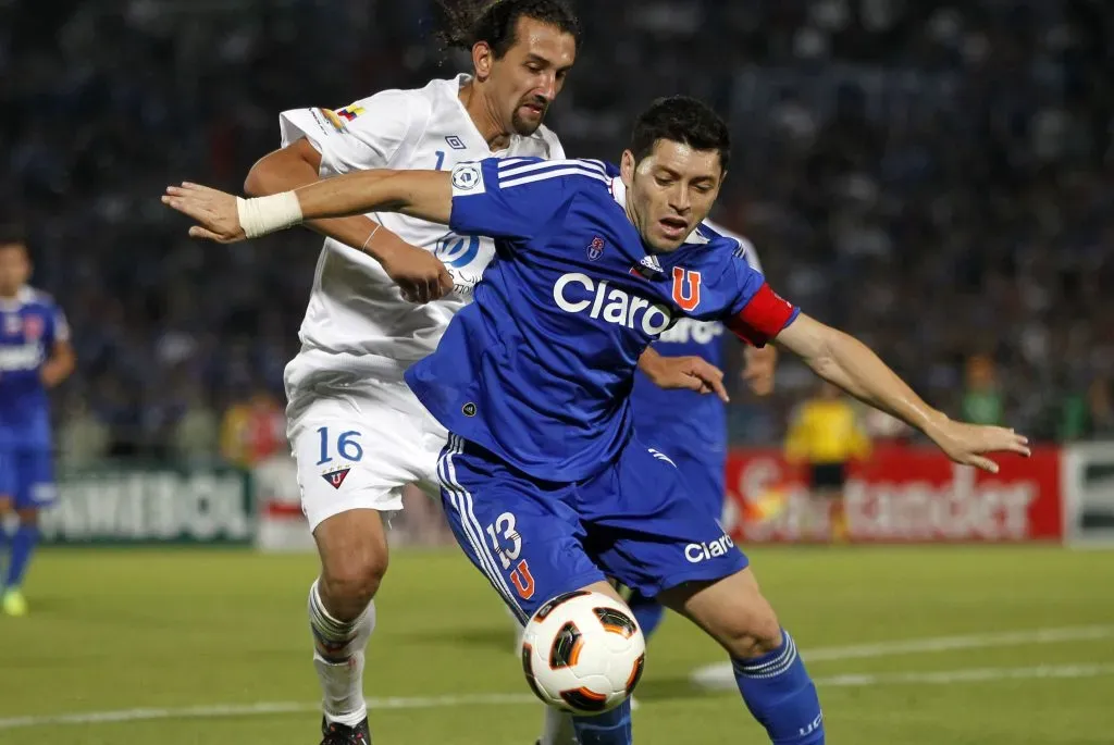 Hernán Barcos jugó para Liga de Quito la final de la Copa Sudamericana que ganó la U de Chile en 2011. (ANDRES PINA/PHOTOSPORT).