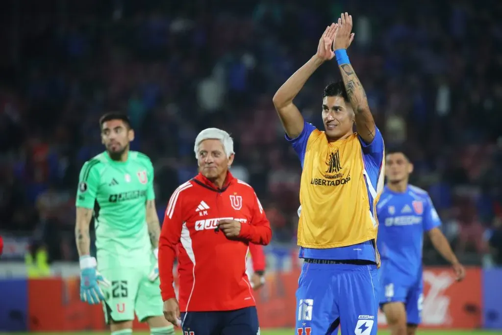 Matías Sepúlveda aplaude la victoria de la U de Chile ante Botafogo. (Jonnathan Oyarzun/Photosport).