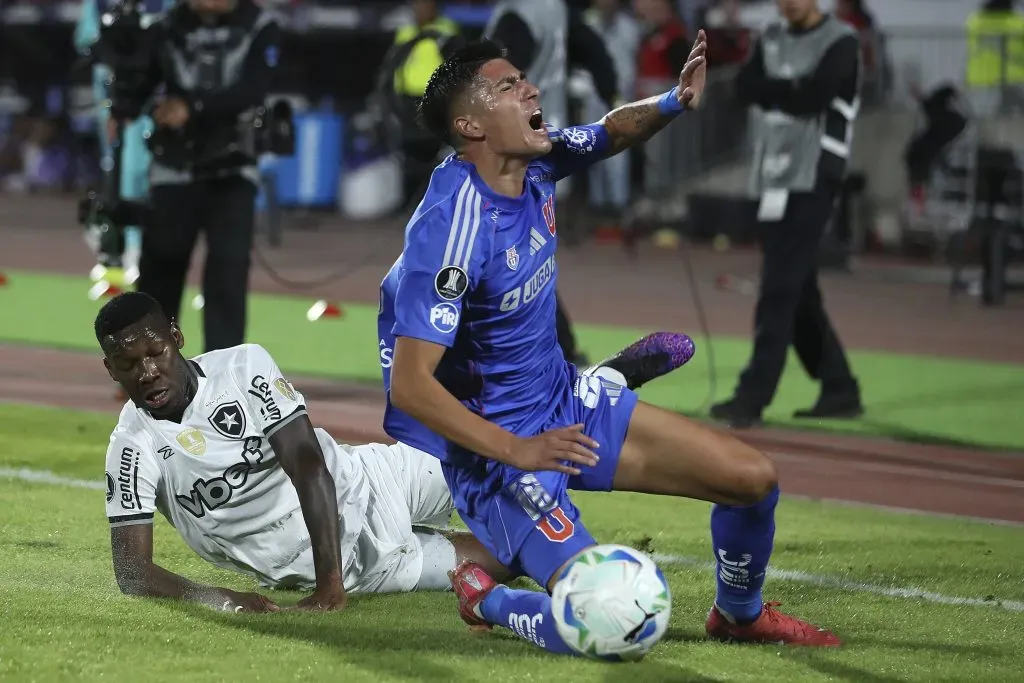 El Tucu Sepúlveda provocó una amarilla a Patrick de Paula en esta acción, que terminó con un pésimo tiro libre de Leandro Fernández. Felipe Zanca/Photosport