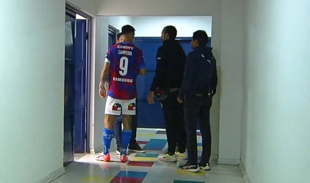 Fernando Zampedri fue al camarín de los árbitros tras su protesta. Foto: Captura TNT Sports.