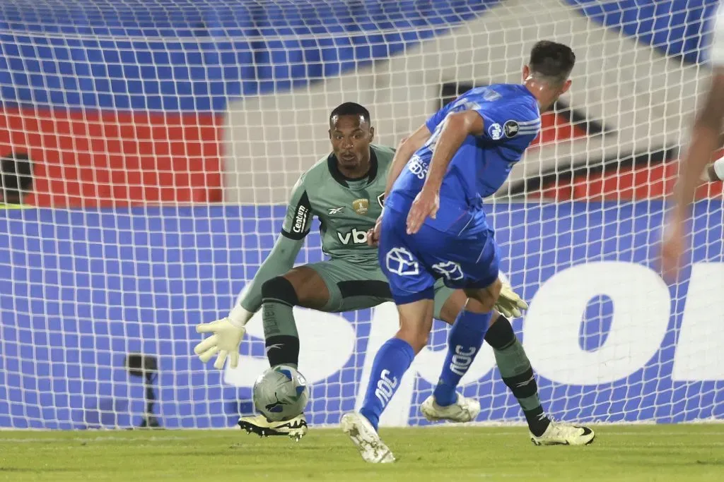 Lucas di Yorio y el remate del 1-0 de U de Chile ante Botafogo. (Felipe Zanca/Photosport).