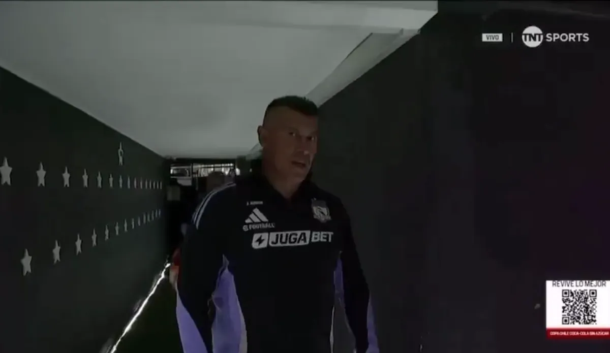 Almirón también se molestó con las cámaras de TNT Sports