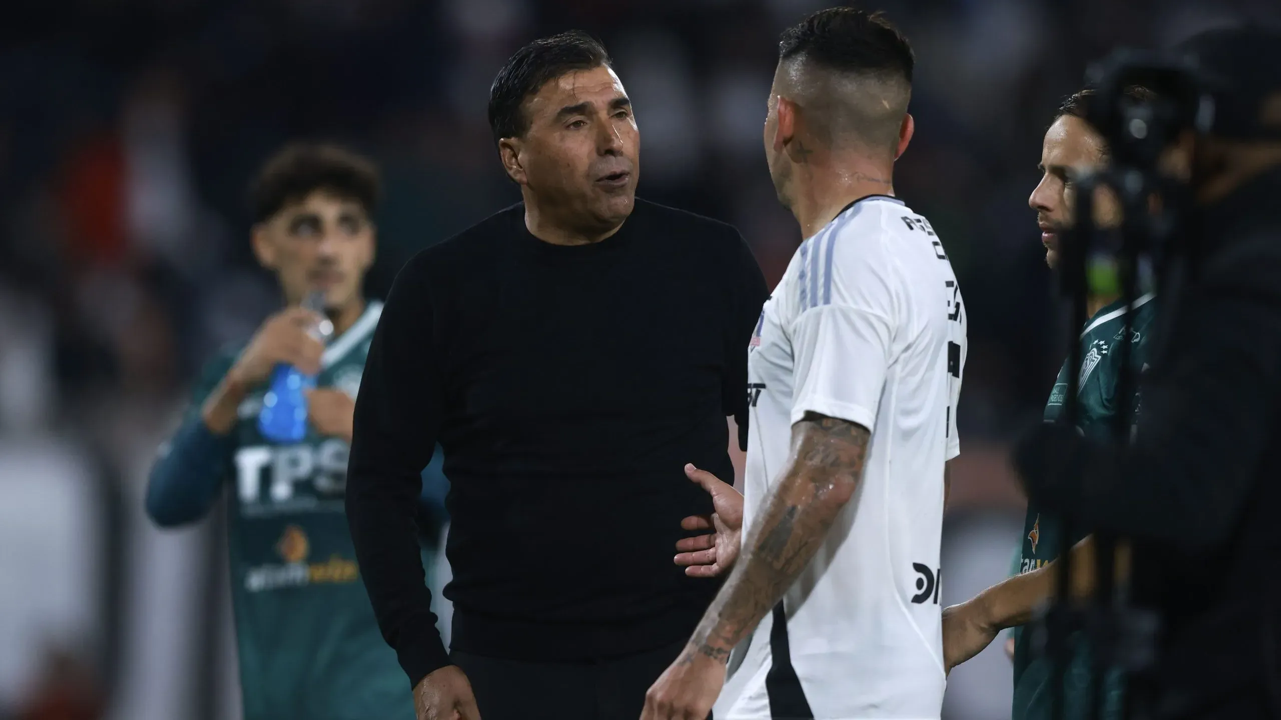 Robles se molestó y tuvo que ser controlado por jugadores de Colo Colo para evitar pelea con Almirón