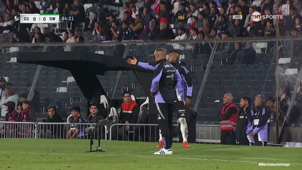 Vidal y un apunte táctico que le dio a Jorge Almirón. (Captura TNT Sports).
