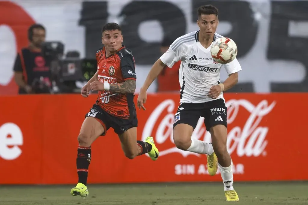 Otra oportunidad de Villagra como zaguero central fue ante Deportes Iquique. (Felipe Zanca/Photosport).