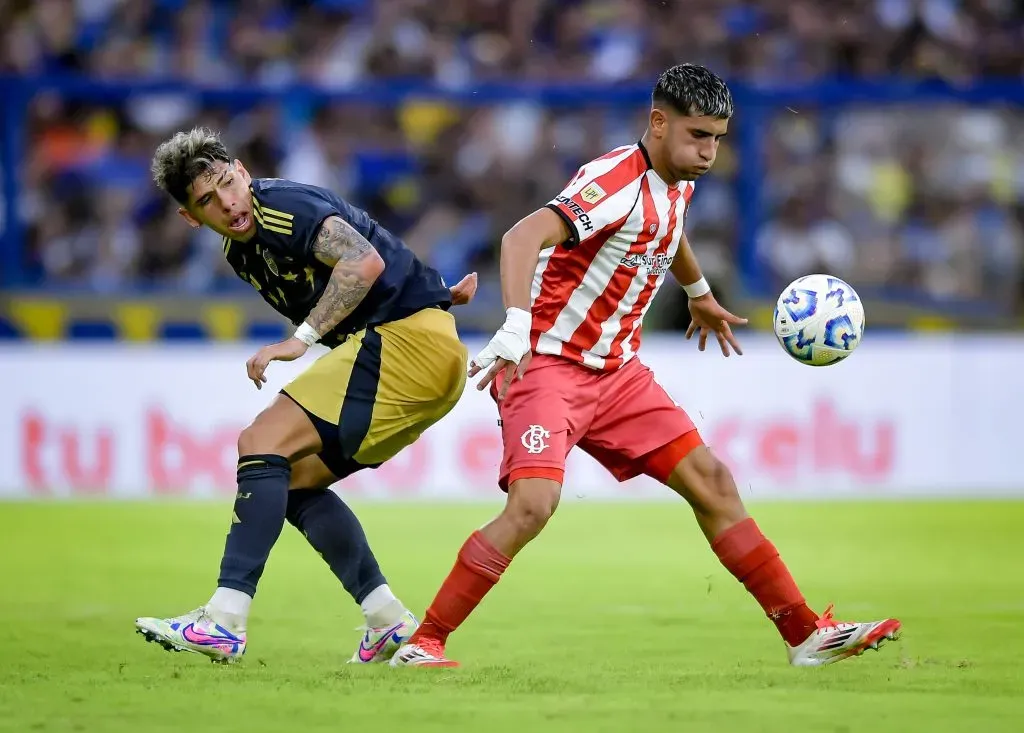 Carlos Palacios jugando ante Barracas Central. (Photo by Marcelo Endelli/Getty Images)