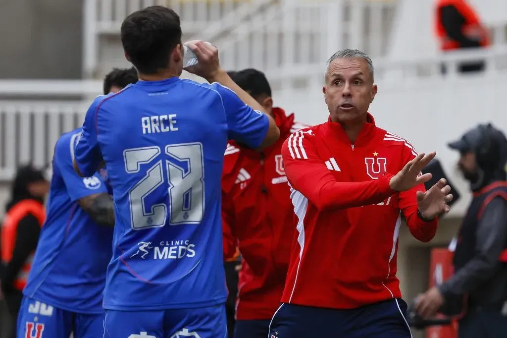 Gustavo Álvarez le da indicaciones a Agustín Arce en el duelo ante Magallanes. (Andres Pina/Photosport).
